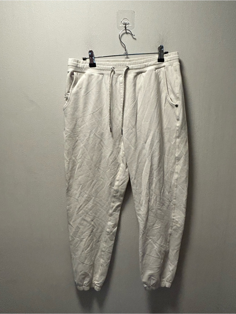 Vuori Men's Drawstring Joggers in Off-White